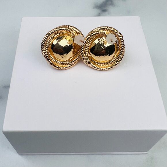 REVOLVE Heavenly Mayhem Gigi Earrings in Gold and Faux Center Pearl Post Back - Picture 4 of 6